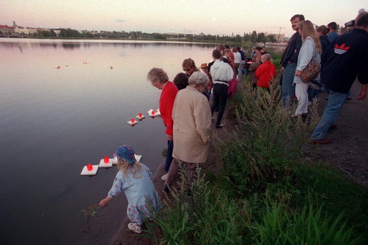  Atomipommien uhreja muistettiin myös 20 vuotta sitten vuonna 1998 Töölönlahdella Helsingissä Hiroshiman muistoillassa.